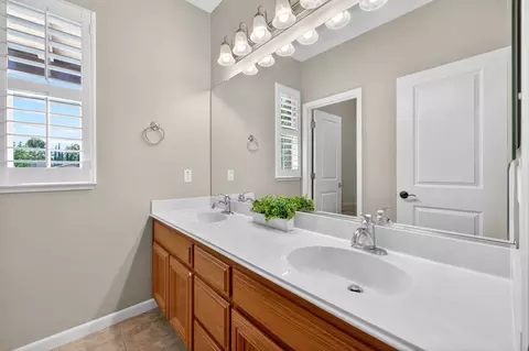 Bath - 7532 Strath Pl, Gilroy, CA 95020 photo 2 of 4