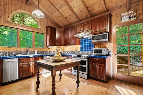 Kitchen - 15101 Two Bar Rd, Boulder Creek, CA 95006 photo 3 of 8
