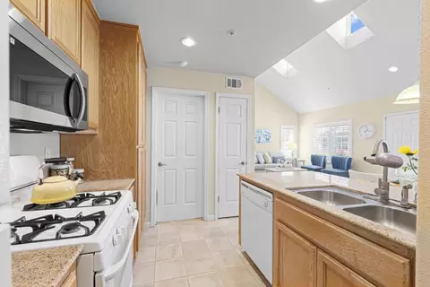 Kitchen - 1540 Rosette Way, Gilroy, CA 95020 photo 4 of 5