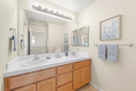 Bath - 1540 Rosette Way, Gilroy, CA 95020 photo 2 of 3