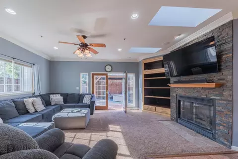 Living - 967 Hancock St, Salinas, CA 93906 photo 3 of 5