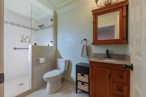 Bath - 967 Hancock St, Salinas, CA 93906 photo 1 of 6