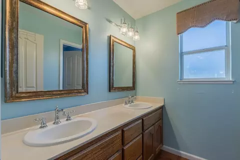 Bath - 967 Hancock St, Salinas, CA 93906 photo 5 of 6