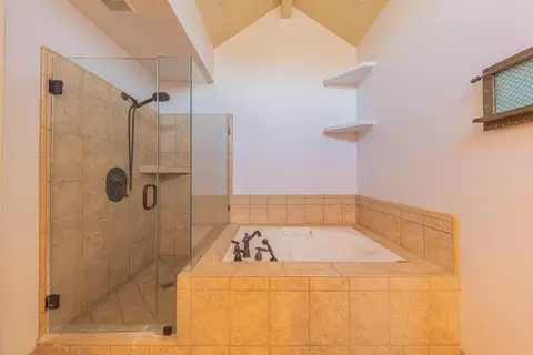Bath - 967 Hancock St, Salinas, CA 93906 photo 4 of 6