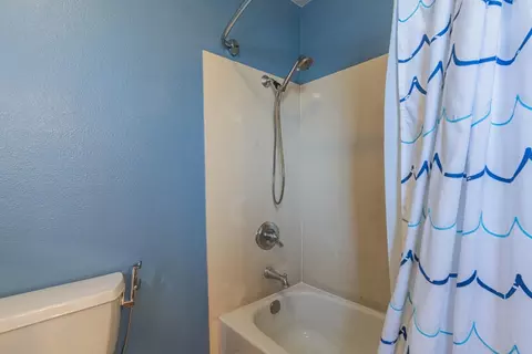 Bath - 967 Hancock St, Salinas, CA 93906 photo 6 of 6