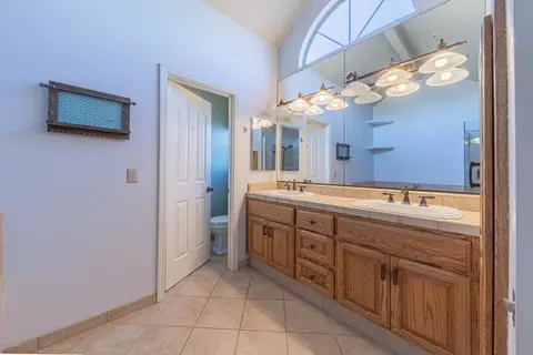 Bath - 967 Hancock St, Salinas, CA 93906 photo 2 of 6