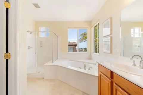 Bath - 4460 Peninsula Point Dr, Seaside, CA 93955 photo 4 of 4