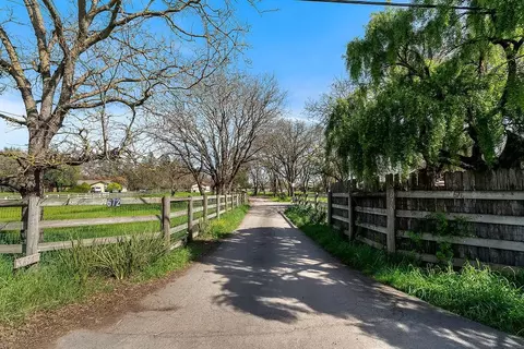 672 Irwin Ln, Santa Rosa, CA 95401