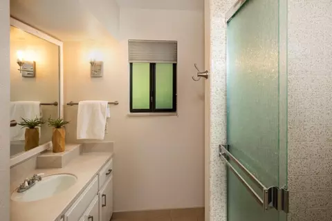 Bath - 22415 Rancho Deep Cliff Dr, Cupertino, CA 95014 photo 2 of 2