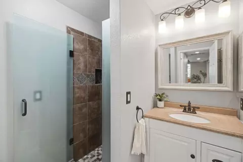 Bath - 1140 Valbusa, Gilroy, CA 95020 photo 1 of 3