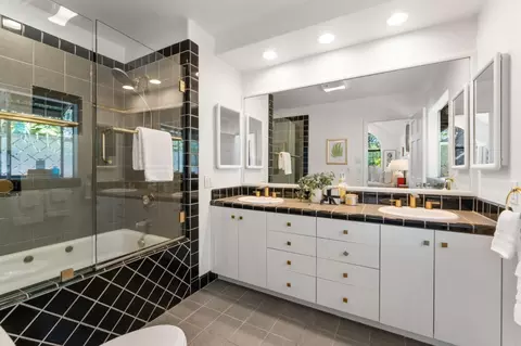 Bath - 537 Mountain View Ave, Mountain View, CA 94041 photo 1 of 3