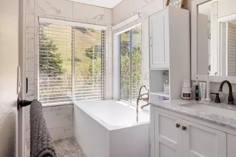 Bath - 17554 Sugarmill Rd, Salinas, CA 93908 photo 2 of 6