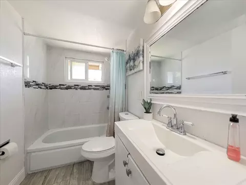 Bath - 27894 Biscayne Ave, Hayward, CA 94544 photo 1 of 2