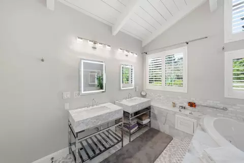 Bath - 701 Day Valley Rd, Aptos, CA 95003 photo 2 of 7