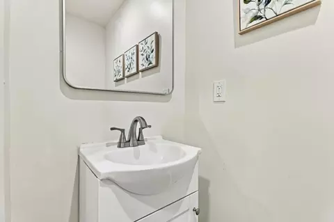 Bath - 837 Dwight Ave, Sunnyvale, CA 94086 photo 2 of 2
