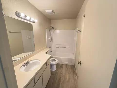Bath - 1791 Cherokee Dr 4, Salinas, CA 93906 photo 2 of 3