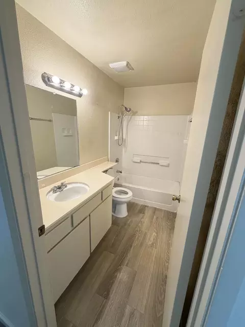 Bath - 1791 Cherokee Dr 4, Salinas, CA 93906 photo 1 of 3