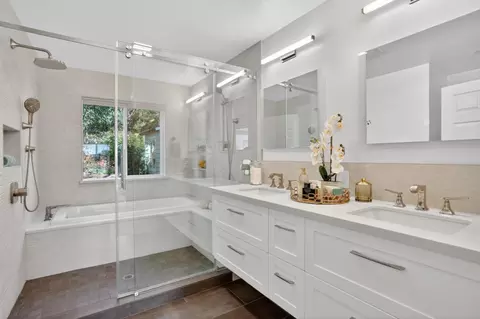 Bath - 255 Thunderbird Dr, Aptos, CA 95003 photo 1 of 3