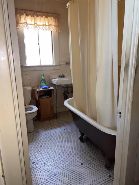 Bath - 32 Laura St, San Francisco, CA 94112 photo 1 of 1