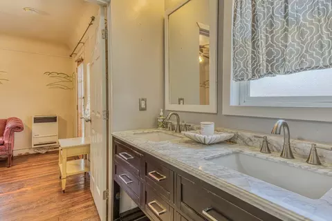 Bath - 431 West St, Salinas, CA 93901 photo 2 of 5