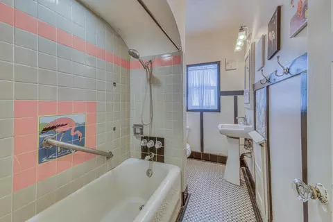 Bath - 431 West St, Salinas, CA 93901 photo 1 of 5