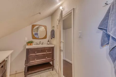 Bath - 431 West St, Salinas, CA 93901 photo 4 of 5