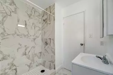 Bath - 652 2nd St, Richmond, CA 94801 photo 2 of 2