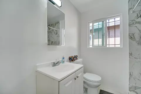 Bath - 652 2nd St, Richmond, CA 94801 photo 1 of 2