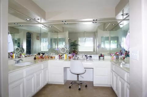 Bath - 9402 Rodeo Dr, Gilroy, CA 95020 photo 1 of 2