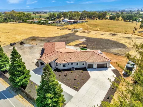 10055 Foothill Ave, Gilroy, CA 95020