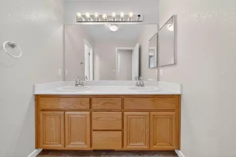 Bath - Riesling Way, Salinas, CA 93906 photo 2 of 7