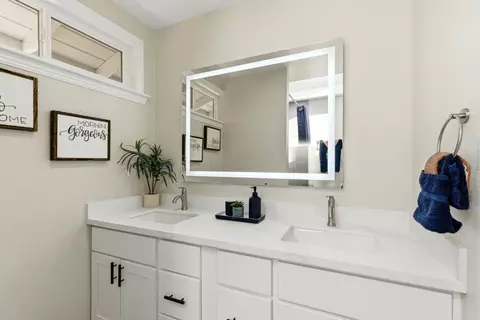 Bath - 31 La Mirada Ct, Salinas, CA 93901 photo 2 of 4