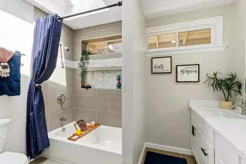 Bath - 31 La Mirada Ct, Salinas, CA 93901 photo 1 of 4
