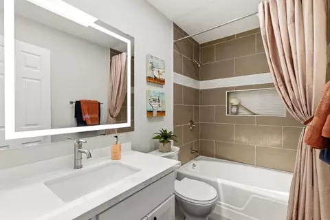 Bath - 31 La Mirada Ct, Salinas, CA 93901 photo 3 of 4