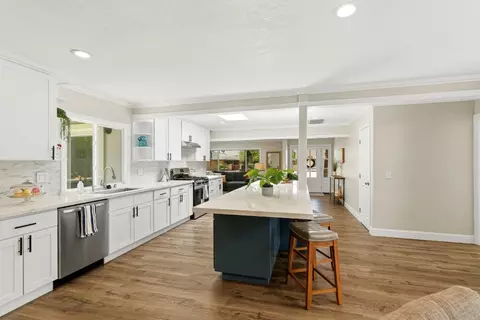 Kitchen - 31 La Mirada Ct, Salinas, CA 93901 photo 2 of 5