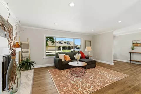 Living - 31 La Mirada Ct, Salinas, CA 93901 photo 5 of 5