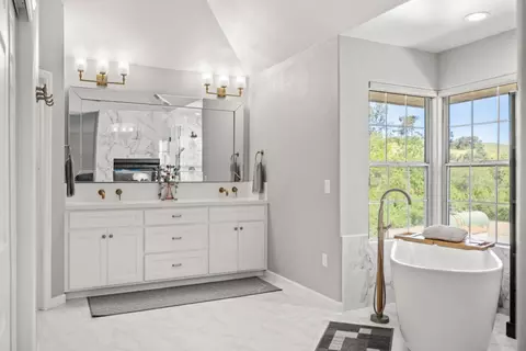 Bath - 14390 Mountain Quail Rd, Salinas, CA 93908 photo 1 of 9