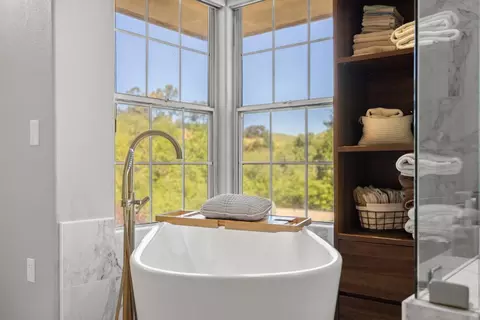 Bath - 14390 Mountain Quail Rd, Salinas, CA 93908 photo 2 of 9