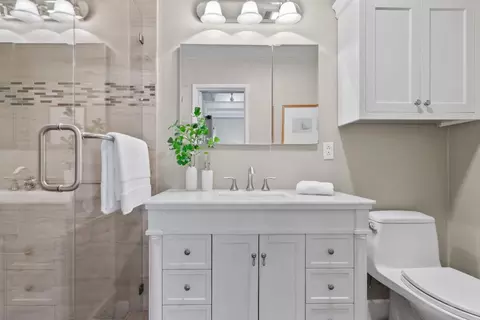 Bath - 523 Middlefield Dr, Aptos, CA 95003 photo 2 of 4