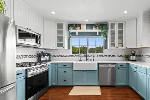 Kitchen - 295 Wheelock Rd, Watsonville, CA 95076 photo 2 of 4