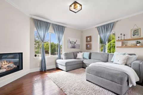 Living - 295 Wheelock Rd, Watsonville, CA 95076 photo 2 of 3