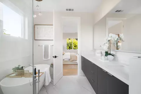 Bath - 10476 S Stelling Rd, Cupertino, CA 95014 photo 2 of 6
