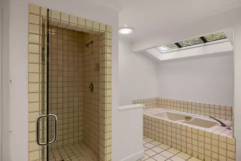 Bath - 25399 Markham Ln, Salinas, CA 93908 photo 2 of 6
