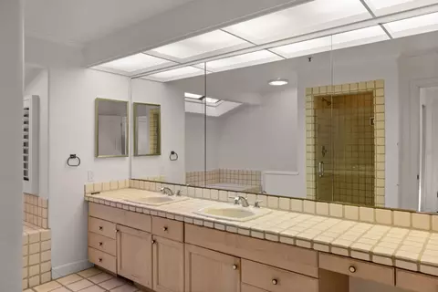 Bath - 25399 Markham Ln, Salinas, CA 93908 photo 1 of 6