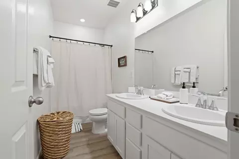 Bath - 1957 Apiary Way, Hughson, CA 95326 photo 1 of 2