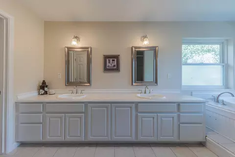 Bath - 2188 Ridge Rider Rd, Bradley, CA 93426 photo 2 of 5