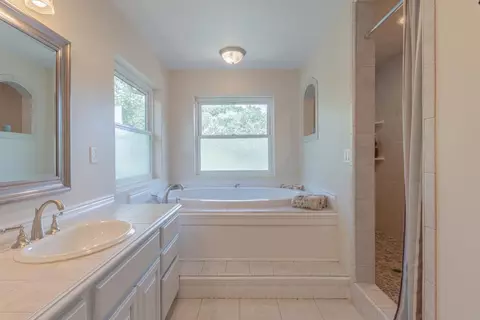 Bath - 2188 Ridge Rider Rd, Bradley, CA 93426 photo 3 of 5