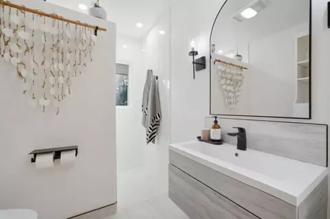 Bath - 7561 Miller Ave, Gilroy, CA 95020 photo 3 of 4