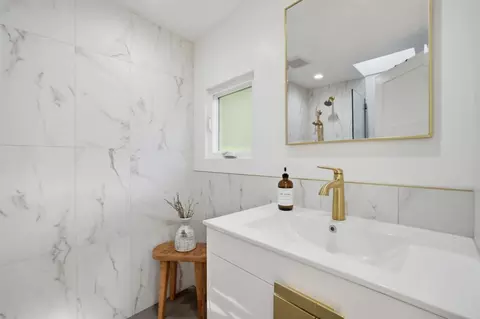 Bath - 7561 Miller Ave, Gilroy, CA 95020 photo 1 of 4