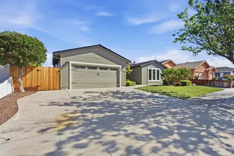 1660 Monte Vista Dr, Hollister, CA 95023